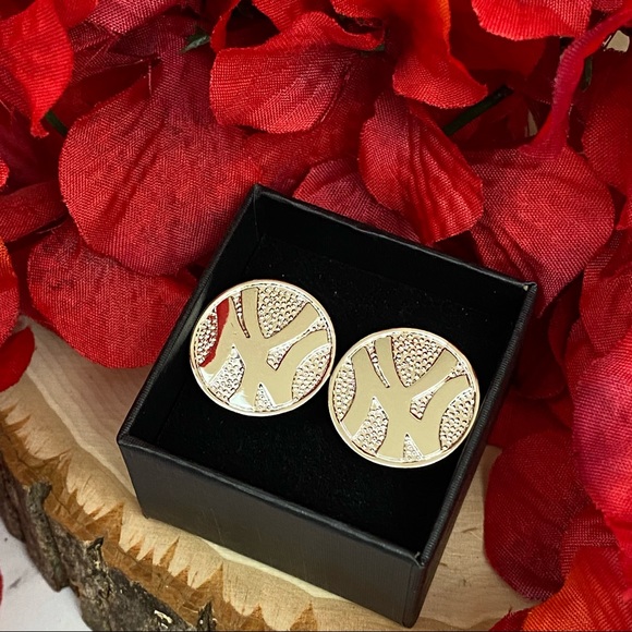 Silver New York Yankees Round Baseball Cufflinks - Picture 14 of 15